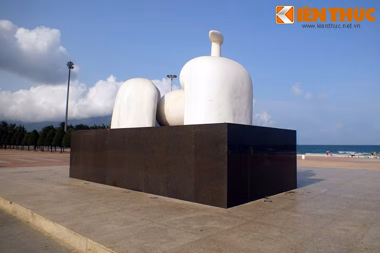 Theo bài viết “Đôi điều về tác phẩm Mẹ Âu Cơ” của tác giả Nguyễn Đình An đăng trên Tạp chí Non Nước (Liên hiệp các Hội Văn học - Nghệ thuật Đà Nẵng) số 167 - tháng 6/2011 thì tác giả bức tượng là nhà điêu khắc Lê Công Thành, người gốc Đà Nẵng, sống ở Hà Nội.