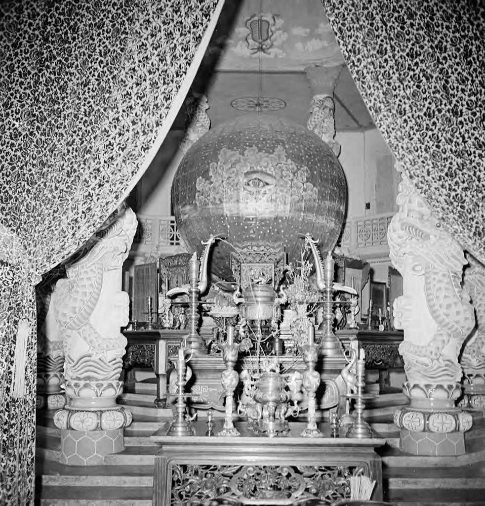 Quả Càn Khôn ở gian thờ trung tâm tượng trưng cho vũ trụ với Thiên Nhãn – biểu trưng cho con mắt của Thượng Đế nhìn thấy rõ tất cả những hành vi thiện ác của khắp nhân gian, để khen thưởng hay xử phạt một cách công bình. Ảnh: Harrison Forman.