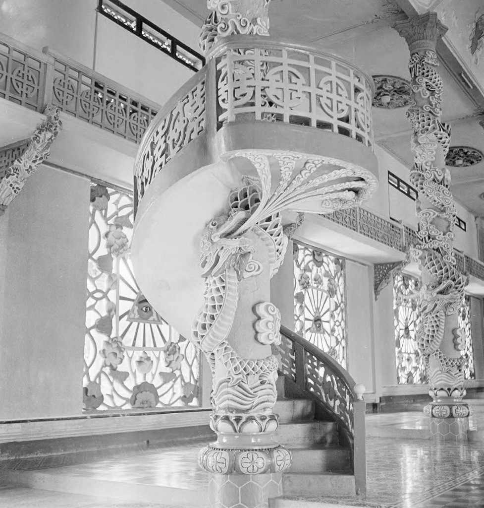 Cầu thang dấn lên khán đài ở lầu hai. Ảnh: Harrison Forman.