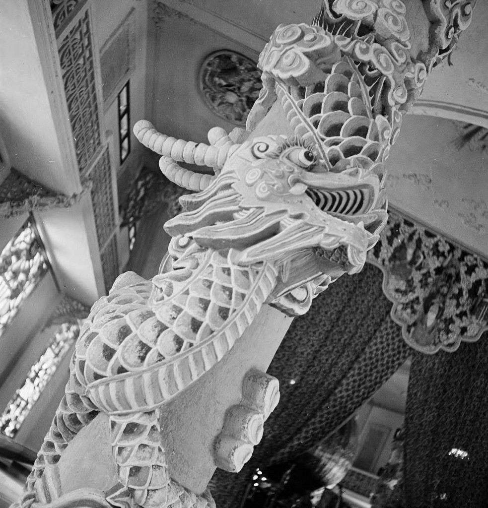 Cận cảnh cột rồng trong Tòa thánh. Ảnh: Harrison Forman.