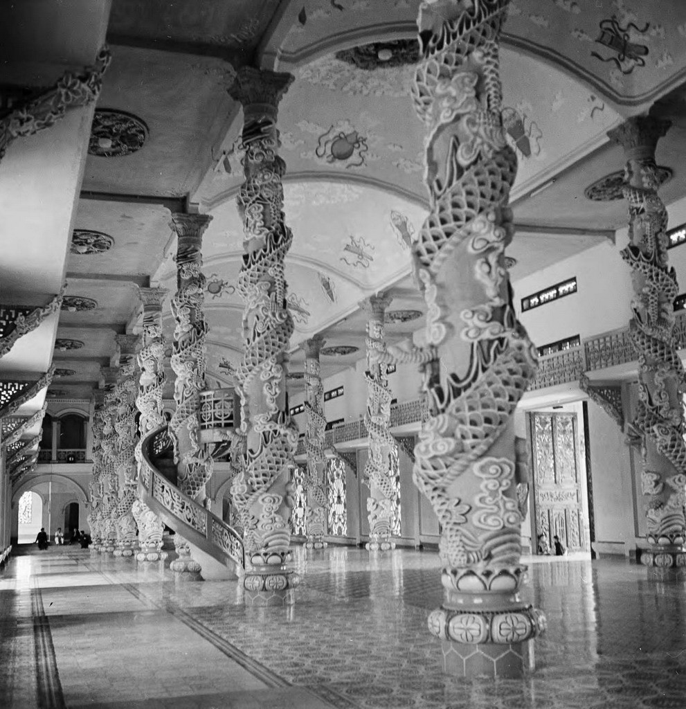 Trên trần là 9 ô trang trí hình tượng bát bửu bao quanh hình tượng rồng. Ngày nay hình tượng bát bửu đã được thay bằng hình mây trắng. Ảnh: Harrison Forman.