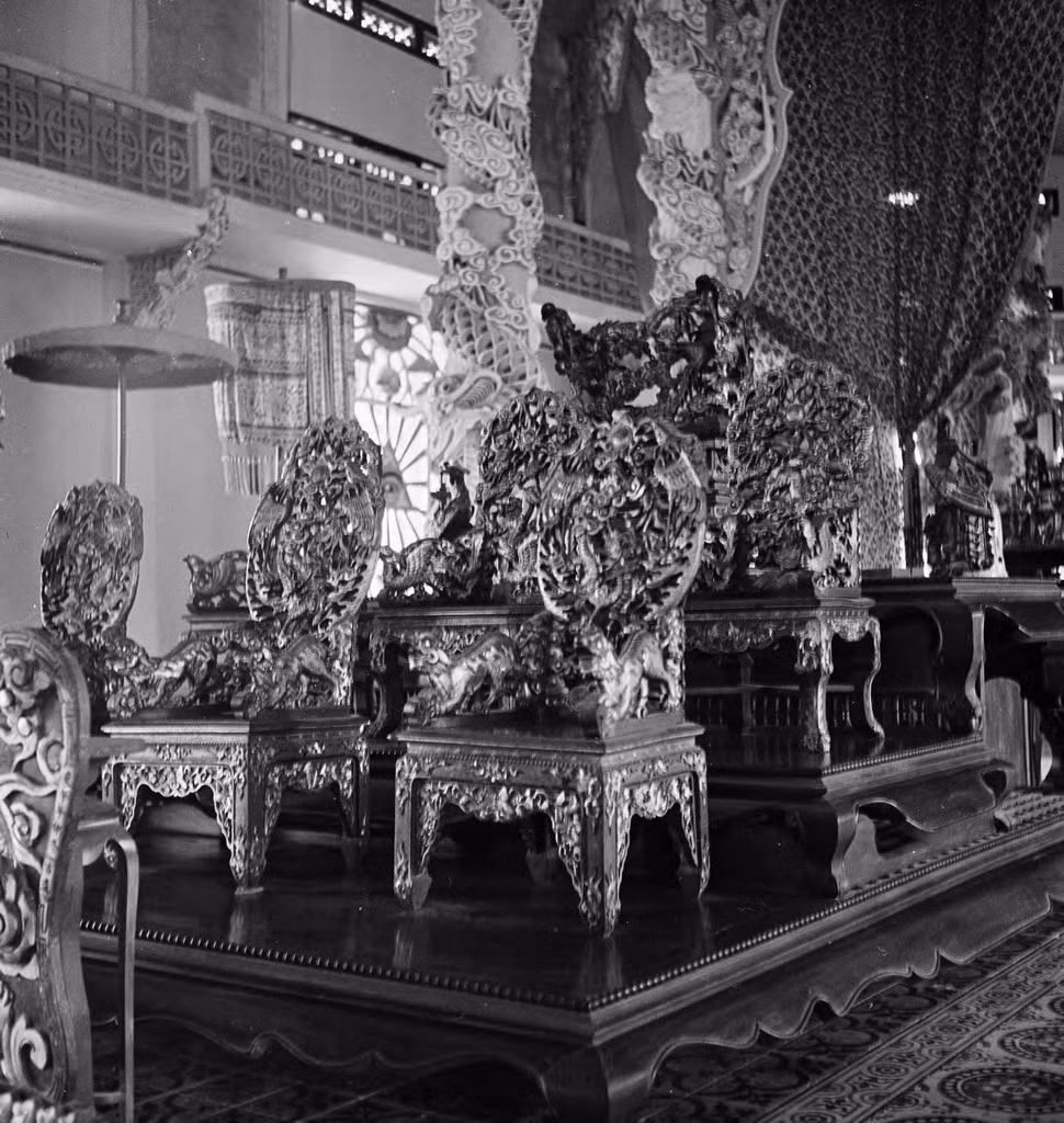 Những chiếc ngai phía trước bàn thờ chính. Ảnh: Harrison Forman.