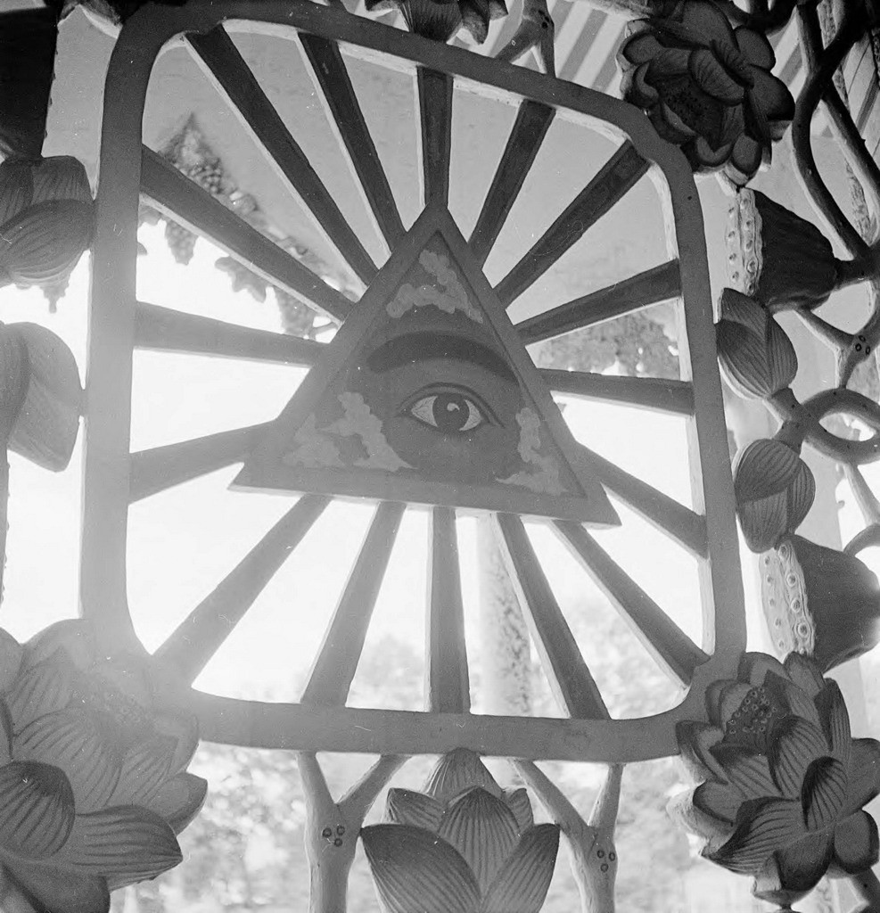 Hình tượng Thiên Nhãn trên ô cửa sổ. Ảnh: Harrison Forman.