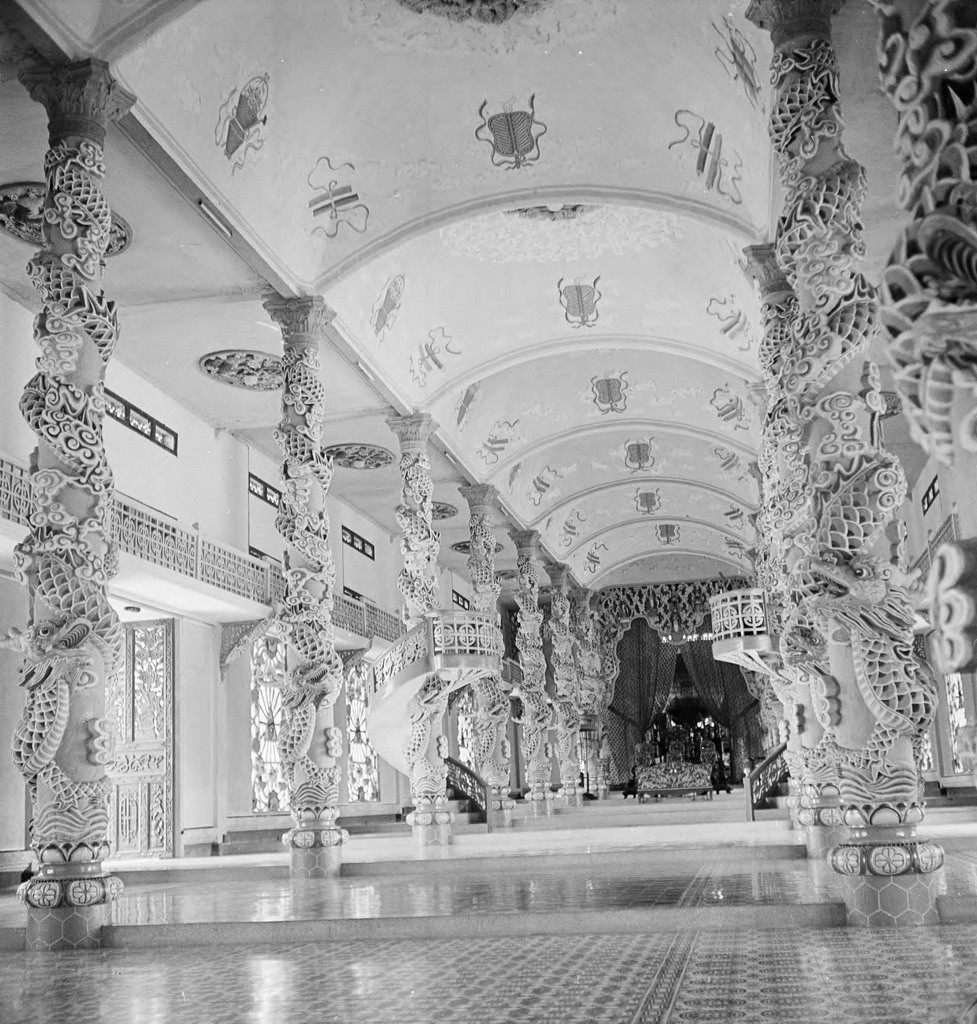 Nền Tòa Thánh có 9 cấp gọi là “Cửu phẩm thần tiên”, mỗi cấp tương ứng với một phẩm cấp của tín đồ. Ảnh: Harrison Forman.