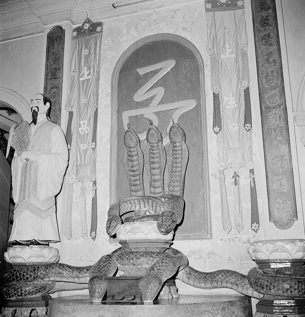 Hình tượng Thất Đầu Xà (rắn 7 đầu) tượng trưng cho Thất tình - 7 yếu tố tâm lý mang tính bản năng của con người. Ảnh: Harrison Forman.