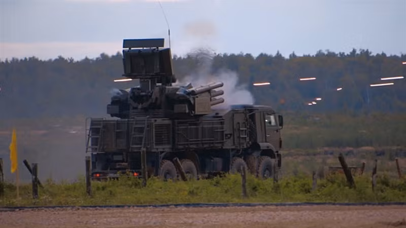 Nguồn tin này còn cho biết thêm, Pantsir-SM sẽ được trang bị một radar mảng xoay 2 chiều. Ngoài ra, Pantsir-SM có thể tiêu diệt mục tiêu trong phạm vi dự kiến là 40km, tăng gấp đôi so với phiên bản hiện nay. Khả năng này cũng có nghĩa là hệ thống sẽ sử dụng loại tên lửa mới.