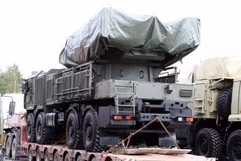 Nguồn tin quân sự Nga cho biết, sau khi lực lượng phòng thủ Nga cùng nhà sản xuất nghiên cứu thực tế chiến đấu trên chiến trường, đặc biệt là kinh nghiệm tác chiến tại Syria đã đi đến thống nhất sẽ trang bị cho phiên bản hệ thống phòng không tới 96 đạn tên lửa, bao gồm cả tên lửa đánh chặn siêu thanh.