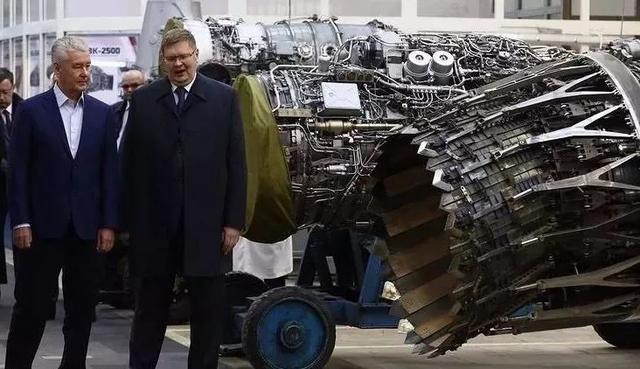 Về động cơ, Su-35 được trang bị động cơ đẩy véc tơ 3 chiều Saturn AL-41F1S, có lực đẩy đến 14,5 tấn. Do lực đẩy tương đối mạnh, cùng với thiết kế tổng thể tuyệt vời của Su-35, giúp phi công có thể bay theo kiểu "lá vàng rơi" hay "rắn hổ mang", hoặc vòng lượn cực hẹp; tạo ưu thế trong chiến đấu quần vòng cũng như khả năng cơ động tránh tên lửa.