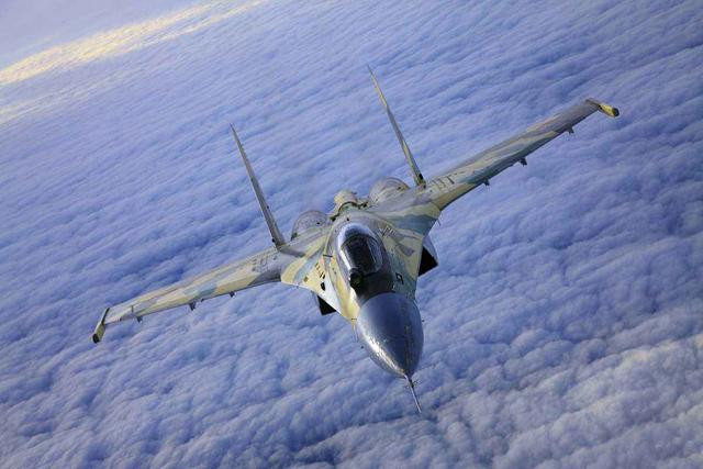 Trong không chiến tầm gần, Su-35 sử dụng tên lửa dẫn đường hồng ngoại R-73 Vympel, có khả năng bắt mục tiêu bằng thiết bị cảm ứng gắn trên mũ bay phi công; đầu dò tên lửa có thể "nhìn" thấy mục tiêu ở góc 60°; tầm bắn 300m đến 30km; và một pháo hàng không cỡ nòng 30mm, với cơ số đạn 150 viên.