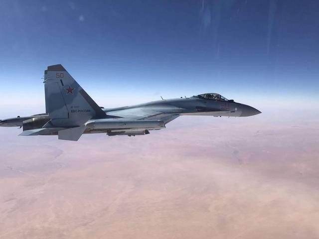 Trước hết là về hiệu suất radar, tiêm kích Su-35 được trang bị radar mảng pha thụ động IRBIS-E, có khả năng quét 240°, khoảng cách dò tìm đạt 400km với mục tiêu có tiết diện phản xạ radar (RCS) 3m2 và 90km với mục tiêu có RCS 0,01m2. Đây là loại radar mạnh nhất trong số các radar trang bị trên các máy bay chiến đấu của Nga.