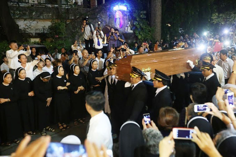 Linh cữu của cố Tổng giám mục Phaolô Bùi Văn Đọc được đưa vào nhà nguyện để chuẩn bị dâng lễ phát tang.