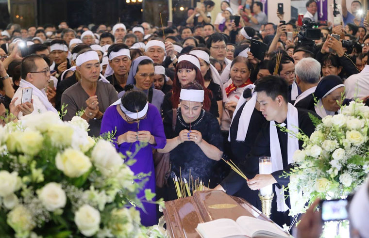 Người thân bên linh cữu Đức Tổng giám mục.