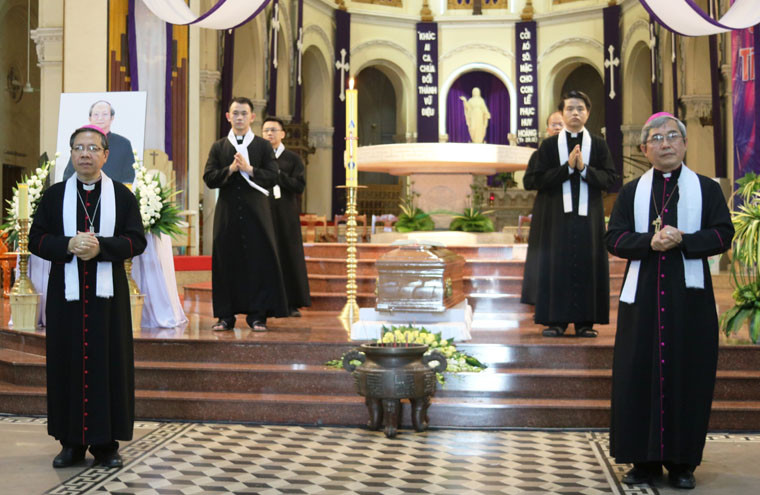 Sáng nay 16/3, linh cữu cố Tổng giám mục giáo phận TP HCM Phaolô Bùi Văn Đọc đã được đưa về Nhà thờ Chánh tòa Đức Bà (quận 1, TP HCM) để cử hành Thánh lễ đồng tế và lễ viếng.