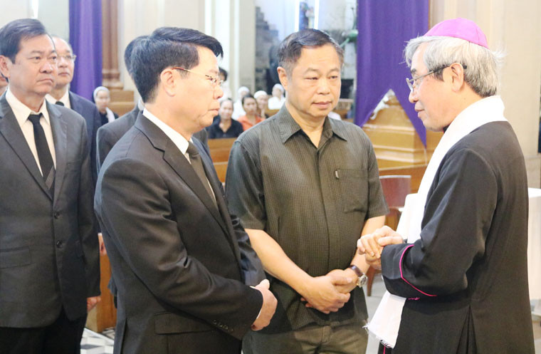 Lãnh đạo Bộ Công an chia buồn cùng đại diện Tòa Tổng giáo phận TP HCM.