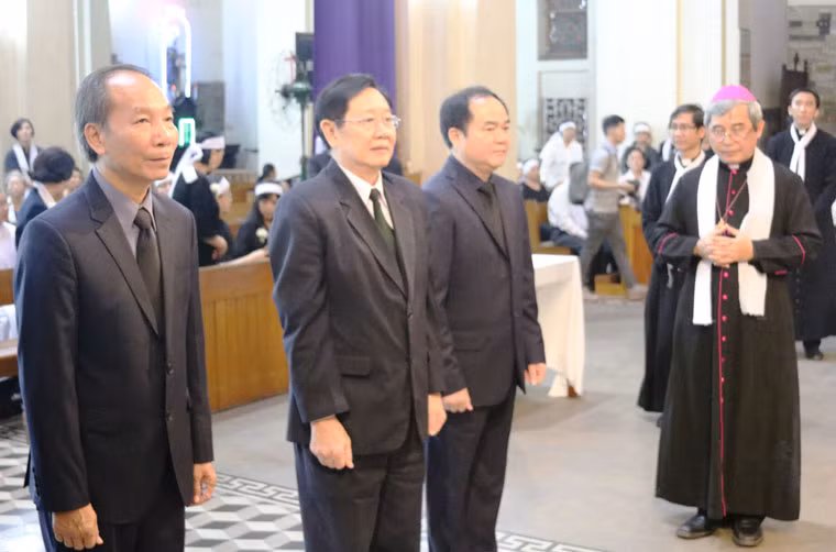 Bộ trưởng Bộ nội vụ Lê Vĩnh Tân đến viếng tang cố Tổng giám mục Bùi Văn Đọc.