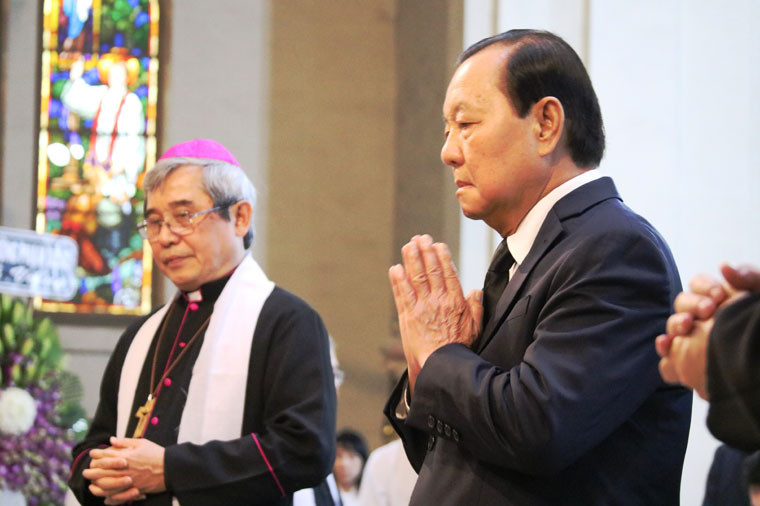 Nguyên Bí thư Thành ủy TP HCM Lê Thanh Hải viếng tang cố Tổng giám mục Bùi Văn Đọc.