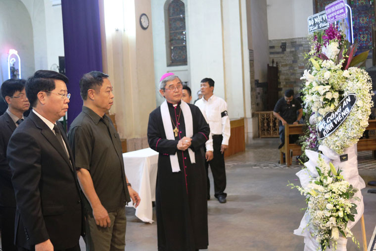 Lãnh đạo Bộ Công an đến viếng tang cố Tổng giám mục Bùi Văn Đọc...