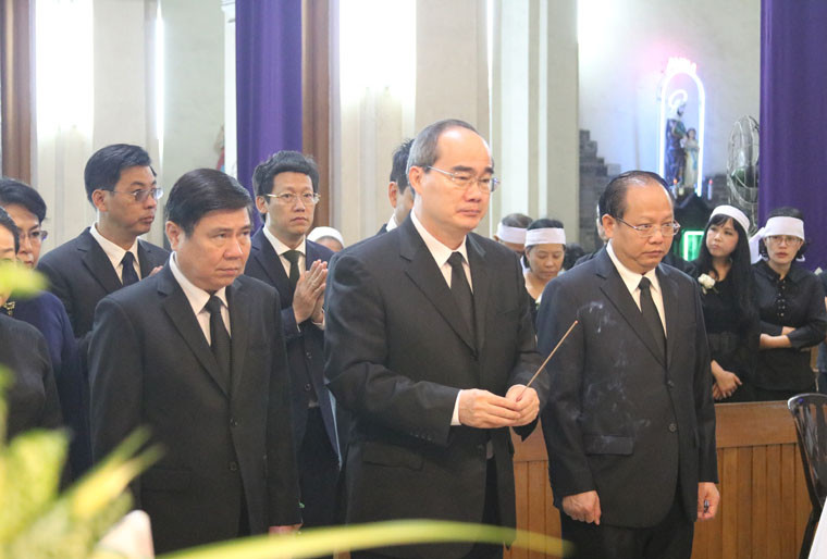 Đoàn đại biểu Thành ủy, HĐND, UBND, Ủy ban MTTQ Việt Nam TP HCM do Ủy viên Bộ Chính trị, Bí thư Thành ủy TP HCM Nguyễn Thiện Nhân dẫn đầu đã đến viếng tang cố Tổng giám mục Bùi Văn Đọc và chia buồn với Tổng giáo phận TP HCM.
