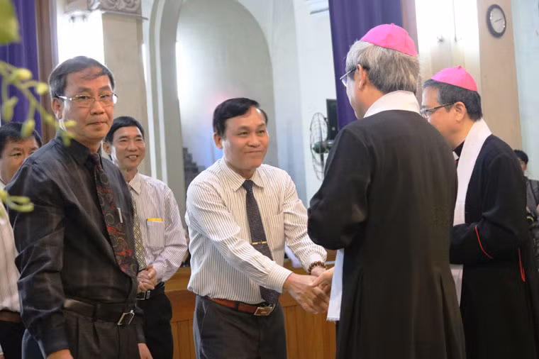 Các đoàn của Trung ương, TP HCM và các tỉnh Khánh Hòa, Bà Rịa - Vũng Tàu, Tiền Giang, Long An, Đồng Tháp … đến viếng tang cố Tổng giám mục Bùi Văn Đọc trong ngày 16/3.