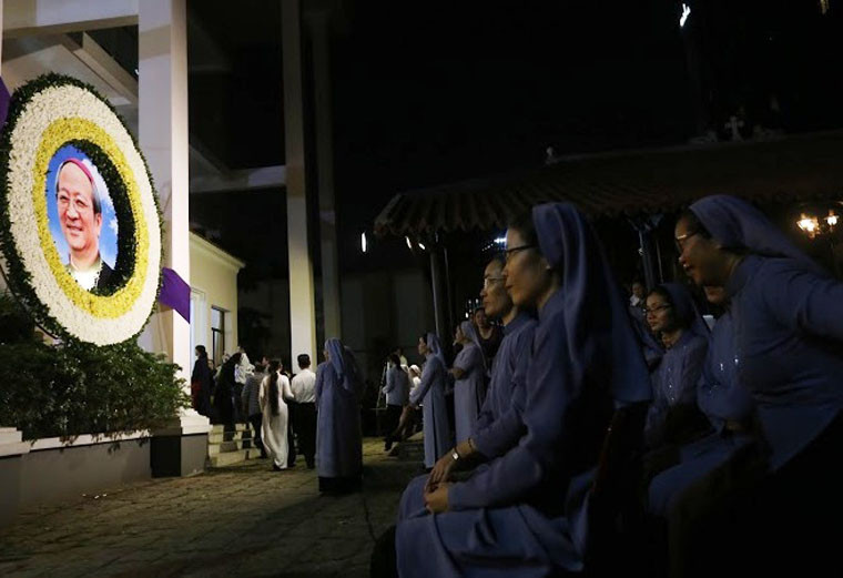 Sáng mai (16/3), linh cữu của cố Tổng giám mục sẽ được đưa đến nhà thờ Chính Toà Đức Bà để tiến hành thánh lễ đồng tế cầu nguyện cho ngài. Từ 8h cùng ngày, các đoàn của Trung ương, TP HCM và các tỉnh bạn Tiền Giang, Long An, Đồng Tháp …đến kính viếng.