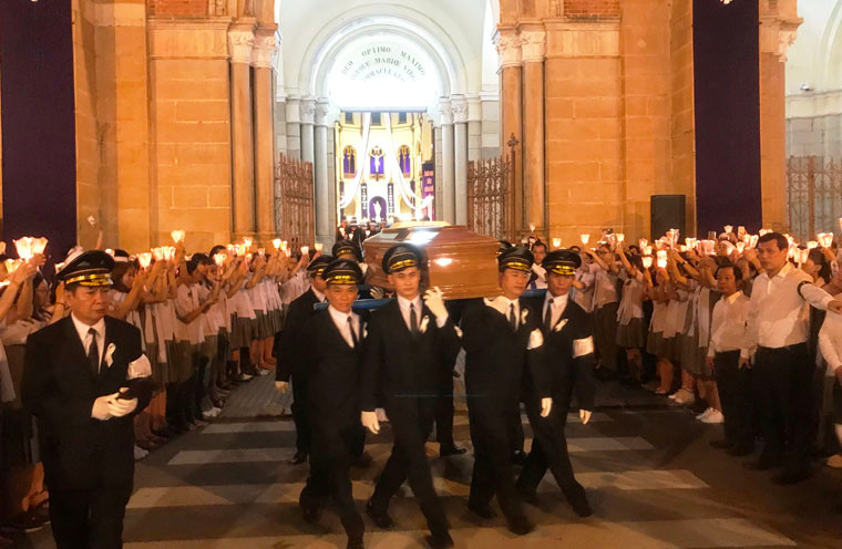 Hàng nghìn người thắp nến rước linh cứu Đức Tổng giám mục.