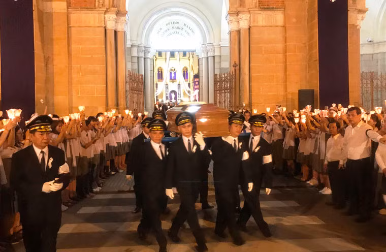 Hàng nghìn người thắp nến rước linh cứu Đức Tổng giám mục.