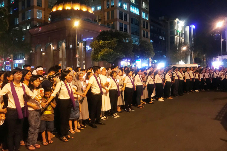 Dù lượng người đổ về đông đúc nhưng vô cùng trật tự và trang nghiêm để chờ giây phút đưa linh cữu Đức Tổng giám mục.