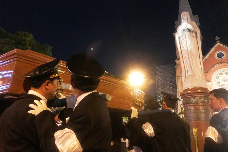 Linh cữu Đức Tổng giám mục rời khỏi Nhà thờ Đức Bà.