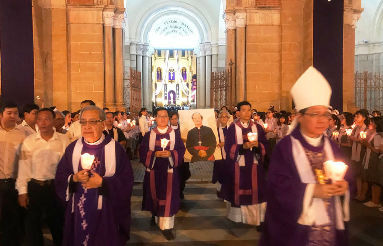 Đúng 20h cùng ngày, linh cữu Đức Tổng giám mục Bùi Văn Đọc được đưa từ nhà thờ Đức Bà đến Trung tâm mục vụ - Tổng giáo phận TP HCM trên đường Tôn Đức Thắng, quận 1.