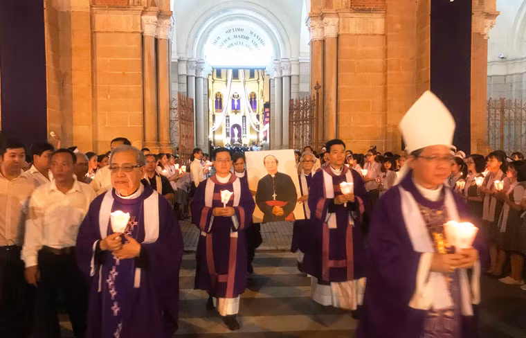 Đúng 20h cùng ngày, linh cữu Đức Tổng giám mục Bùi Văn Đọc được đưa từ nhà thờ Đức Bà đến Trung tâm mục vụ - Tổng giáo phận TP HCM trên đường Tôn Đức Thắng, quận 1.