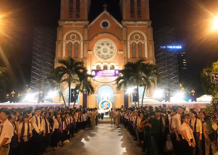 Tối 16/3, hàng nghìn giáo dân đã tề tựu về nhà Thờ chánh tòa Đức Bà để tham dự lễ rước linh cữu Đức Tổng giám mục giáo phận TP HCM Phaolô Bùi Văn Đọc về nơi an nghỉ.