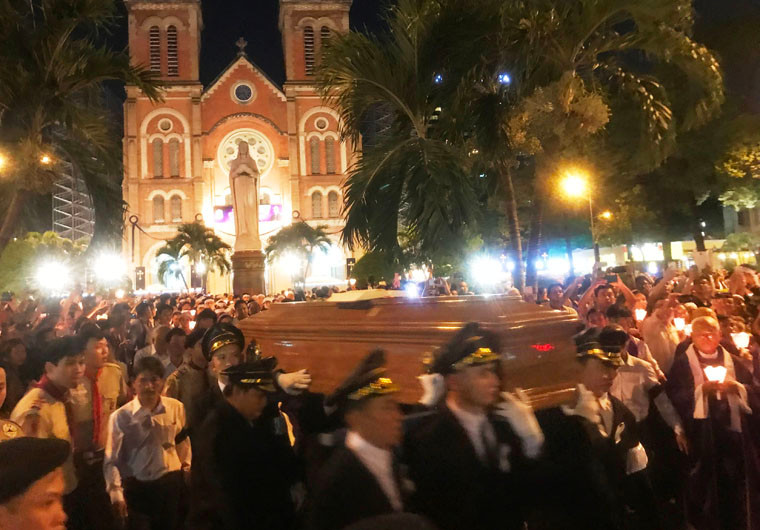 Rất đông giáo dân chứng kiến giờ phút đặc biệt trong đêm tiễn Đức Tổng giám mục về nơi an nghỉ. 