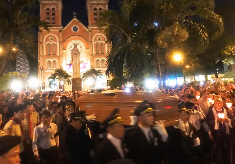 Rất đông giáo dân chứng kiến giờ phút đặc biệt trong đêm tiễn Đức Tổng giám mục về nơi an nghỉ. 