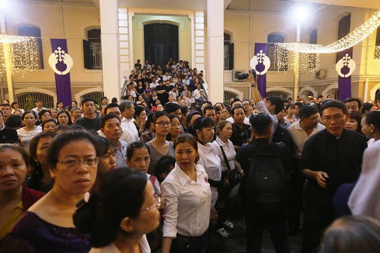 Giáo dân chờ đón linh cữu của cố Tổng giám mục Phaolô Bùi Văn Đọc.