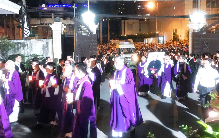 Đúng 21h cùng ngày, linh cữu Đức Tổng giám mục cùng đoàn đưa tang về đến Trung tâm mục vụ trên đường Tôn Đức Thắng.