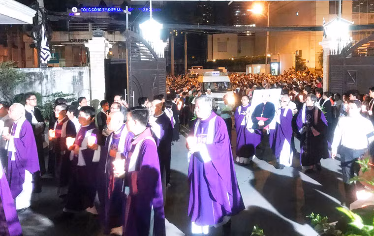 Đúng 21h cùng ngày, linh cữu Đức Tổng giám mục cùng đoàn đưa tang về đến Trung tâm mục vụ trên đường Tôn Đức Thắng.