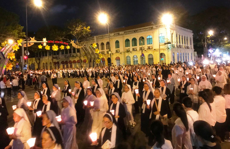 Đoàn đưa tiễn đi trên đường Lê Duẩn vào đường Tôn Đức Thắng.