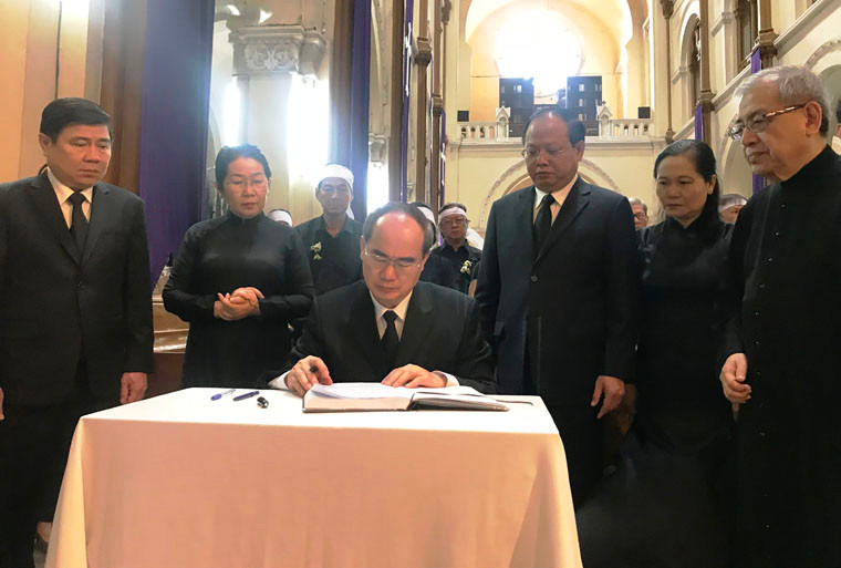 Bí thư Thành ủy TP HCM Nguyễn Thiện Nhân viết sổ tang chia buồn với Tổng giáo phận TP HCM.