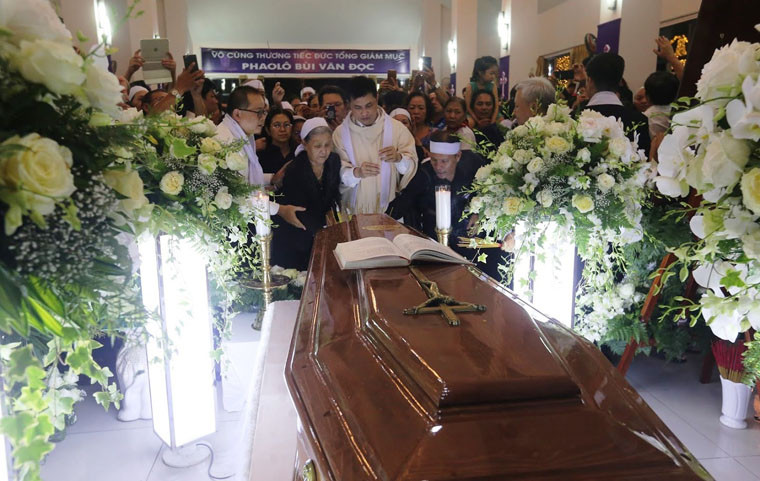 Linh cữu cố Tổng giám mục Phaolô Bùi Văn Đọc tại nhà nguyện Tòa Tổng giám mục TP HCM trong đêm 15/3.