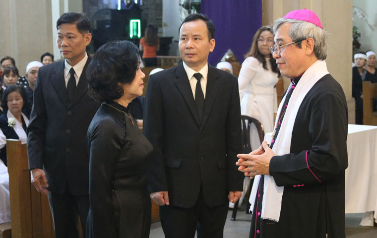 Ủy viên Bộ Chính trị, Trưởng Ban dân vận Trung ương Trương Thị Mai đến viếng tang cố Tổng giám mục Bùi Văn Đọc và chia buồn cùng Tòa tổng giám mục TP HCM.