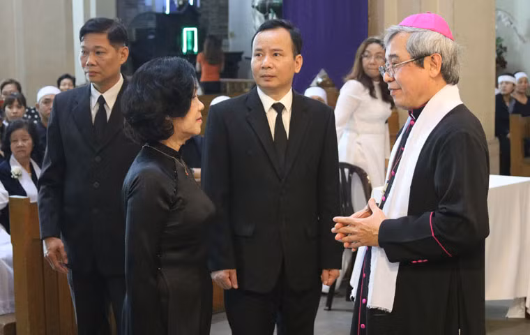 Ủy viên Bộ Chính trị, Trưởng Ban dân vận Trung ương Trương Thị Mai đến viếng tang cố Tổng giám mục Bùi Văn Đọc và chia buồn cùng Tòa tổng giám mục TP HCM.