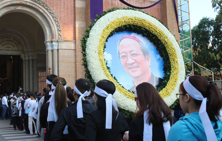 Rất đông giáo dân đã đến viếng tang cố Tổng giám mục Phaolô Bùi Văn Đọc tại Nhà thờ Đức Bà trong buổi sáng 16/3.