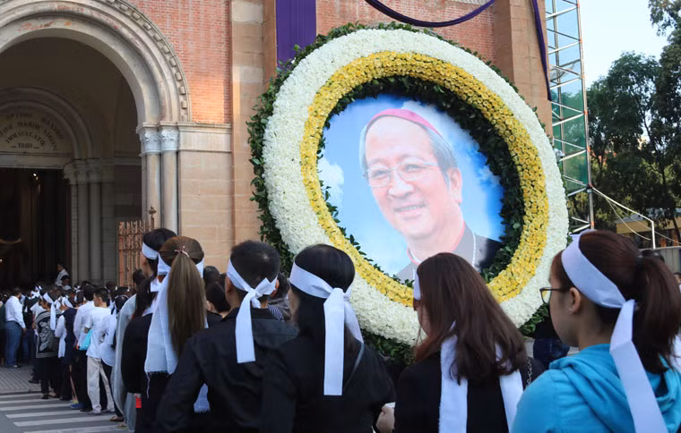 Rất đông giáo dân đã đến viếng tang cố Tổng giám mục Phaolô Bùi Văn Đọc tại Nhà thờ Đức Bà trong buổi sáng 16/3.