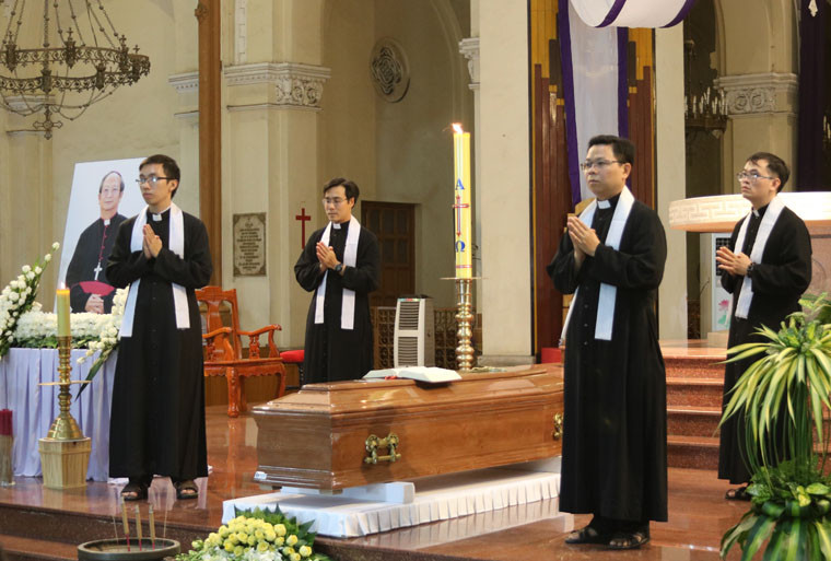 Lễ viếng cố Tổng giám mục Bùi Văn Đọc được tổ chức từ 8h sáng ngày 16/3. Sau đó 20h cùng ngày linh cữu cố Tổng giám mục sẽ được rước bộ sang Trung tâm Mục vụ Tổng giáo phận TP HCM trên đường Tôn Đức Thắng, quận 1.