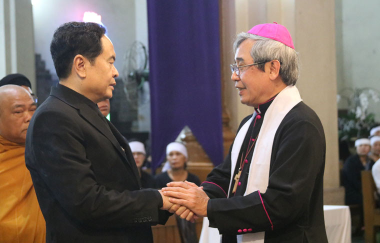 Ông Trần Thanh Mẫn, Chủ tịch Ủy ban Trung ương Mặt trận Tổ quốc Việt Nam dẫn đầu đoàn Ủy ban MTTQVN đến viếng tang cố Tổng giám mục Bùi Văn Đọc.