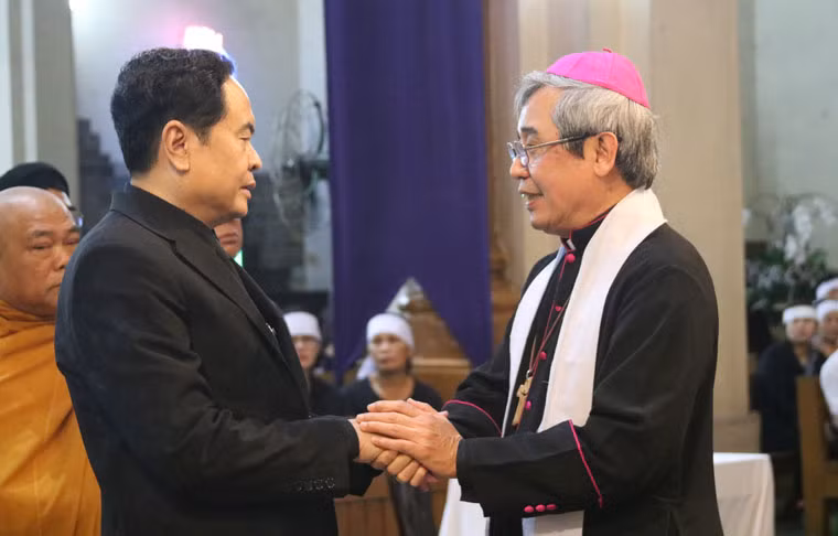 Ông Trần Thanh Mẫn, Chủ tịch Ủy ban Trung ương Mặt trận Tổ quốc Việt Nam dẫn đầu đoàn Ủy ban MTTQVN đến viếng tang cố Tổng giám mục Bùi Văn Đọc.