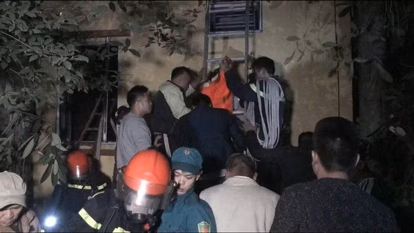 Một nhân chứng cho biết, thời điể xảy ra cháy, mọi người thấy một người đu dây chống sét ra ngoài, lực lượng chức năng đã cứu được 6 người. Nhưng bên trong vẫn còn một cụ già mắc kẹt. Đến khoảng 20h45, ngọn lửa cơ bản được không chế. Cụ ông sau đó đã tử vong do ngạt khói.