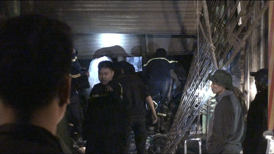 Ngay khi tiếp nhận tin báo, hàng chục cảnh sát chữa cháy và gần 10 xe cứu hỏa chuyên dụng đã được huy động đến hiện trường để dập lửa.