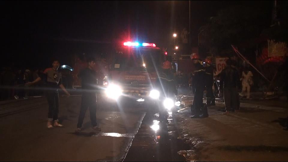 Theo đó, vụ cháy xảy ra vào khoảng 18h30 tối ngày 24/3, tại ngôi nhà 5 tầng được sử dụng bán hàng giày dép (ở tiểu khu Phú Mỹ, Phú Xuyên, Hà Nội) khiến 6 người mắc kẹt.