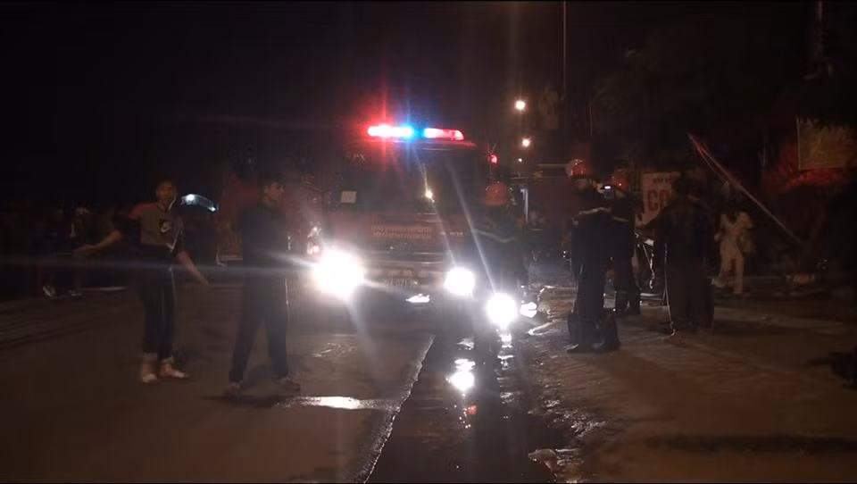 Theo đó, vụ cháy xảy ra vào khoảng 18h30 tối ngày 24/3, tại ngôi nhà 5 tầng được sử dụng bán hàng giày dép (ở tiểu khu Phú Mỹ, Phú Xuyên, Hà Nội) khiến 6 người mắc kẹt.